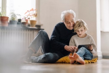 正在使用平板電腦的老人與兒童